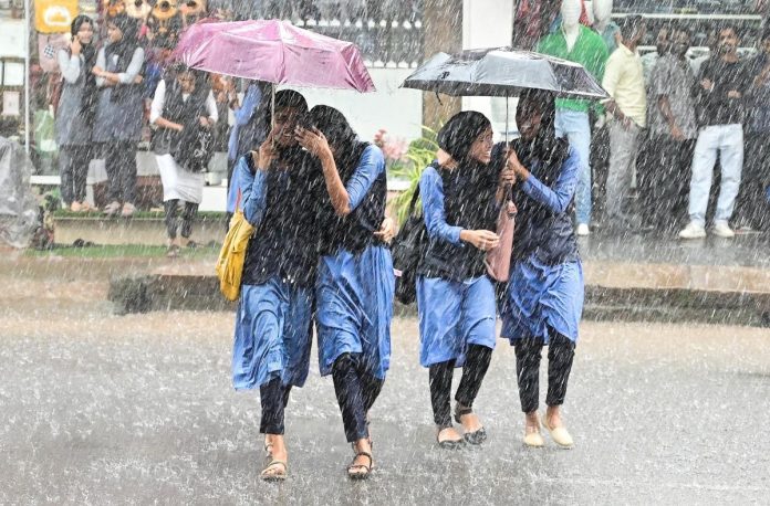 Rainfall Alert: Rain warning accompanied by strong winds and lightning in these four states; IMD issues update Rainfall Alert: Rain warning accompanied by strong winds and lightning in these four states; IMD issues update