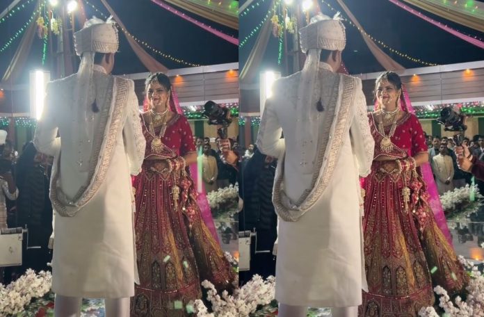 Amidst the garland, the groom's friends shouted such a thing, the bride started laughing, funny video goes viral Amidst the garland, the groom's friends shouted such a thing, the bride started laughing, funny video goes viral