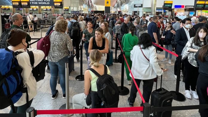 Flights Cancelled: 1100 flights cancelled in America, nearly 4000 flights delayed, know the reason Flights Cancelled: 1100 flights cancelled in America, nearly 4000 flights delayed, know the reason