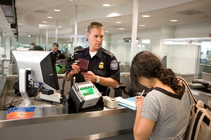 Green Card Holders: Big news! Green card is being snatched away at the airport, people are being forced to sign the form! Green Card Holders: Big news! Green card is being snatched away at the airport, people are being forced to sign the form!