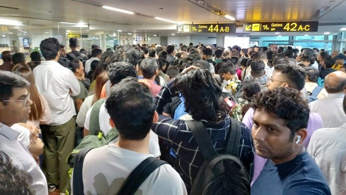 Delhi airport runway closed due to bad weather, passengers facing problems