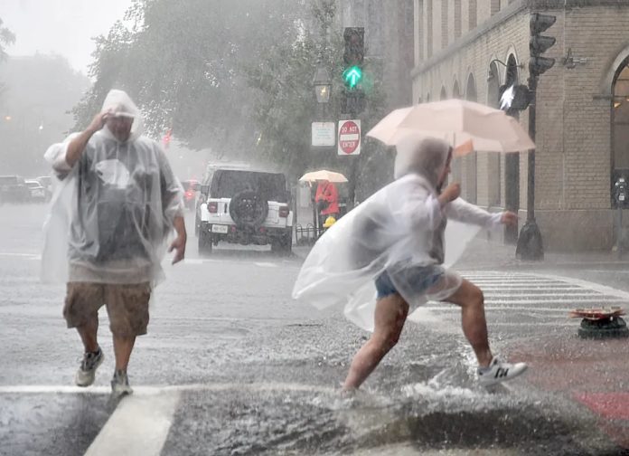 Heavy Rain Alert: There will be heavy rain with hailstorm in these states including Delhi-NCR and Mumbai! IMD issued red alert Heavy Rain Alert: There will be heavy rain with hailstorm in these states including Delhi-NCR and Mumbai! IMD issued red alert