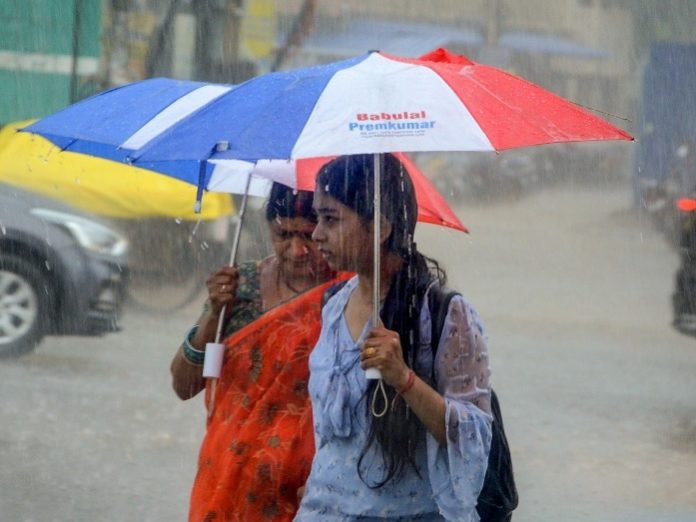 Delhi Weather Update: Chances of rain in Delhi today, IMD issues yellow alert Delhi Weather Update: Chances of rain in Delhi today, IMD issues yellow alert
