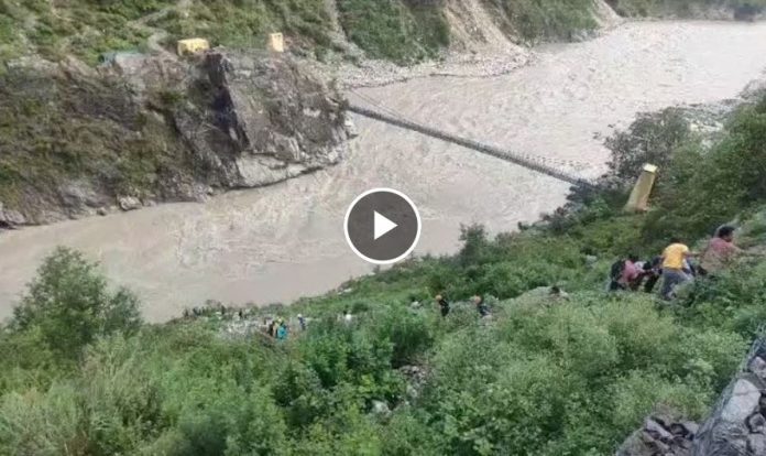 Tempo traveler full of passengers fell into Alaknanda river, accident happened on Badrinath highway in Uttarakhand, 3 died, 9 missing