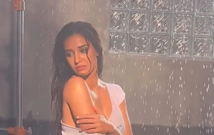 Disha Patani crossed all limits, shared bold photos and videos while getting wet in water in a one piece dress Disha Patani crossed all limits, shared bold photos and videos while getting wet in water in a one piece dress