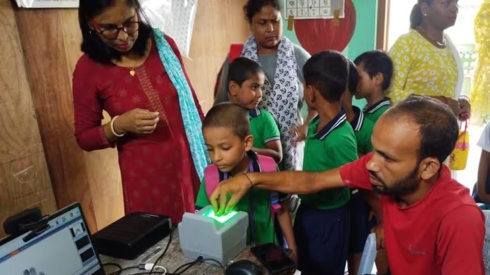 New Aadhaar System: Now the government will go to schools and update the Aadhaar biometrics of children