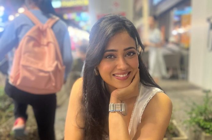 Shweta Tiwari did a photoshoot wearing a bralette with matching denim shorts, see hot pictures