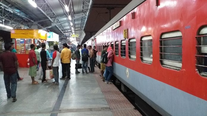 Special Trains: Central Railway announces 1702 special trains for Diwali and Chhath; UP and Bihar to run Special Trains: Central Railway announces 1702 special trains for Diwali and Chhath; UP and Bihar to run