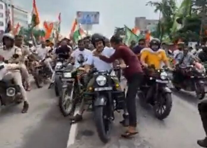 Big lapse in Rahul Gandhi's security, a person did this during Voter Rights Yatra