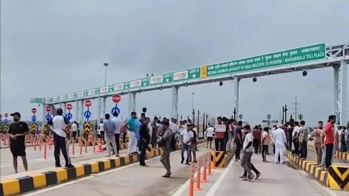 UER-2: 235 rupees have to be paid for a 10 km journey, people of Delhi are very angry about the toll plaza UER-2: 235 rupees have to be paid for a 10 km journey, people of Delhi are very angry about the toll plaza