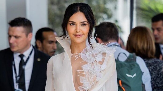 Isha Gupta did a photoshoot by going topless in front of the camera; Fans were left sweating after seeing the pictures Isha Gupta did a photoshoot by going topless in front of the camera; Fans were left sweating after seeing the pictures