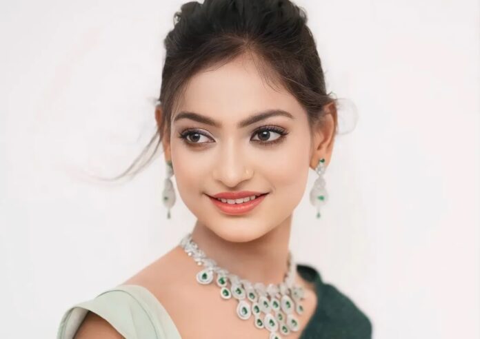 Monalisa looked stunning in a saree, this viral girl of Maha Kumbh made Bollywood beauties fail Monalisa looked stunning in a saree, this viral girl of Maha Kumbh made Bollywood beauties fail