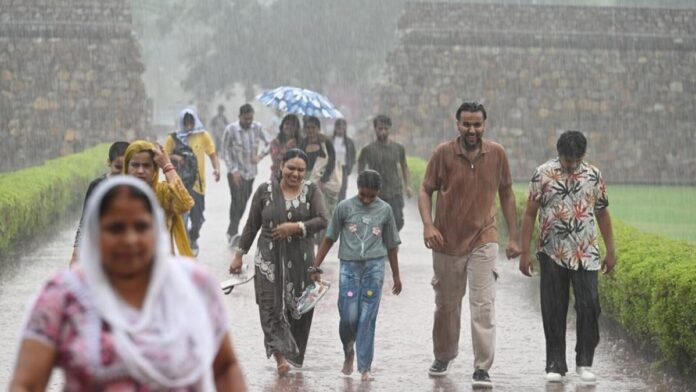 Heavy Rain Warning Cyclone impact will be visible in the next 36 hours, heavy rain likely until October 27, storm alert