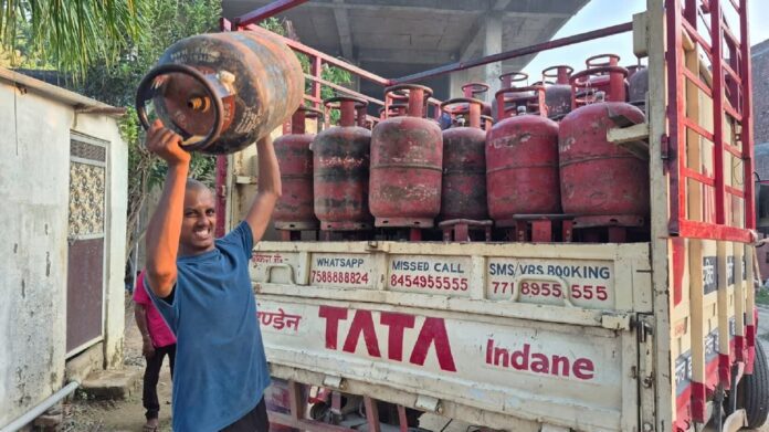 LPG Gas Price: LPG gas cylinders are available for Rs 300 cheaper in these cities, check the new rates