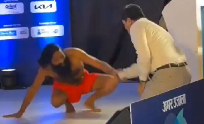 Baba Ramdev Fight Video: Baba Ramdev clashes with wrestler journalist on stage, VIDEO goes viral Baba Ramdev Fight Video: Baba Ramdev clashes with wrestler journalist on stage, VIDEO goes viral