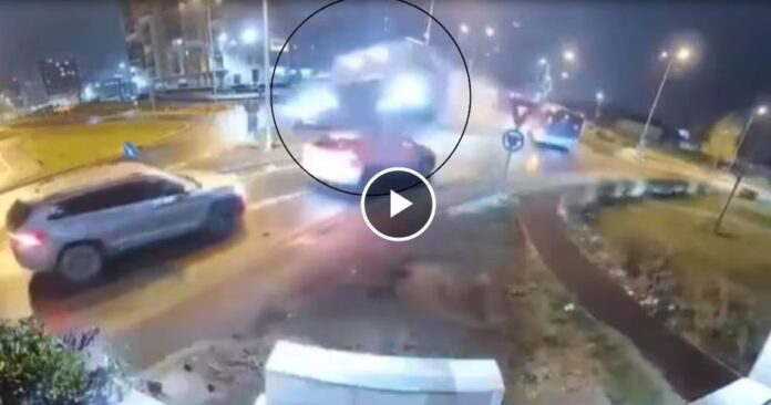 Mercedes collided with a divider and jumped over two cars, you will be shocked to see the video.