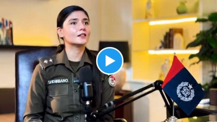 Pakistani Female Police Viral Video Video of Pakistani female police officer goes viral, people are making fun of her.