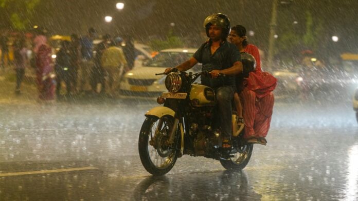 Weather Update: Rain likely in Delhi amid New Year's Eve party; warning issued for UP and Bihar Weather Update: Rain likely in Delhi amid New Year's Eve party; warning issued for UP and Bihar