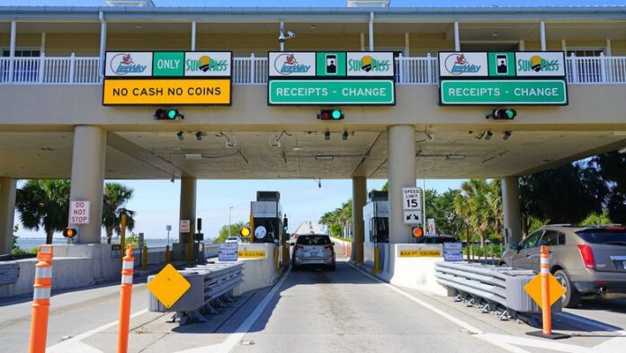 Cashless Tolls: Now all toll plazas will accept payments using FASTag or UPI; learn when the rules have changed Cashless Tolls: Now all toll plazas will accept payments using FASTag or UPI; learn when the rules have changed