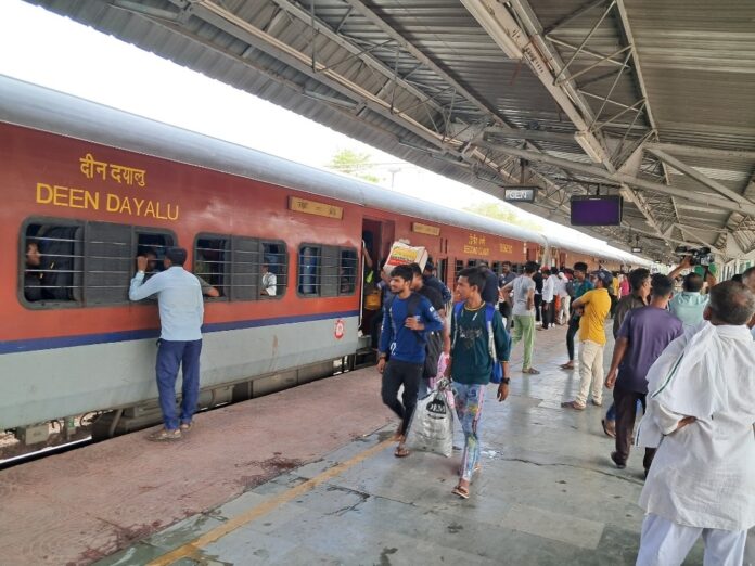 Railways' gift to Shiva devotees! Fair special trains will run on Mahashivratri; see the full timetable.