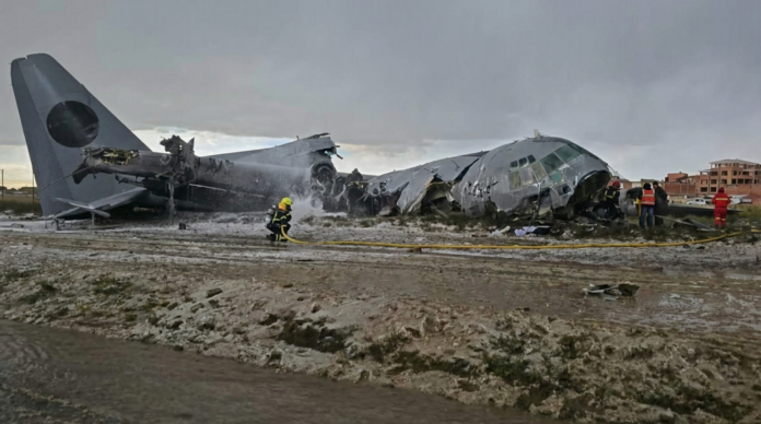Video Cargo plane carrying cash crashes in Bolivia, killing 15 people and scattering notes on the highway.
