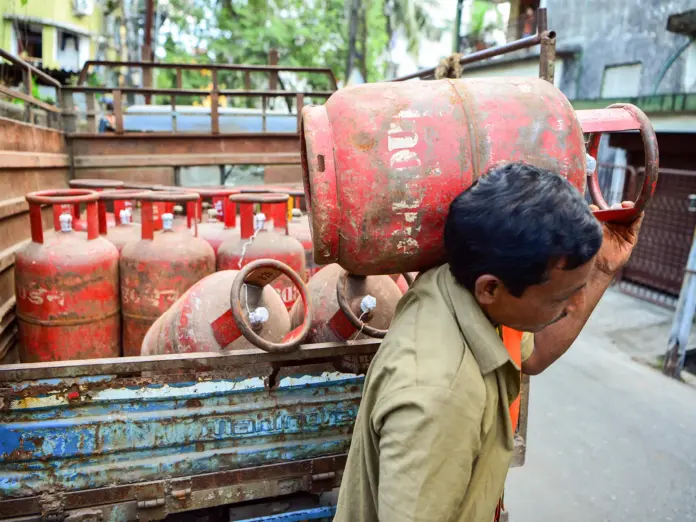 LPG Cylinders Refilled: Now LPG cylinders of some special people will not be refilled, a big decision of the government