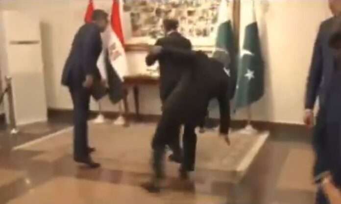 Pakistan's Deputy Prime Minister Ishaq Dar stumbles and falls to the ground, video mocked on social media Pakistan's Deputy Prime Minister Ishaq Dar stumbles and falls to the ground, video mocked on social media