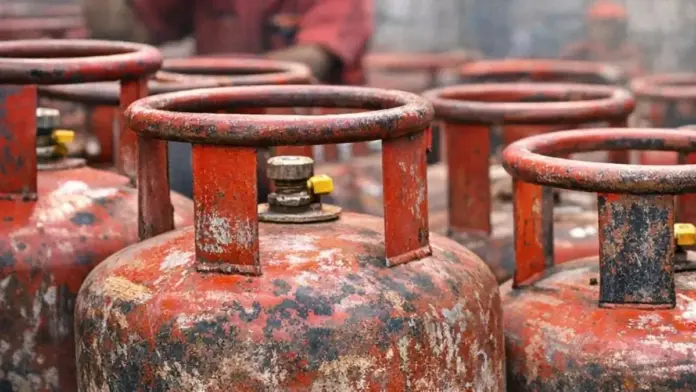 LPG New Rule: Rules for booking LPG cylinders have changed, find out after how many days you will get the second refill.