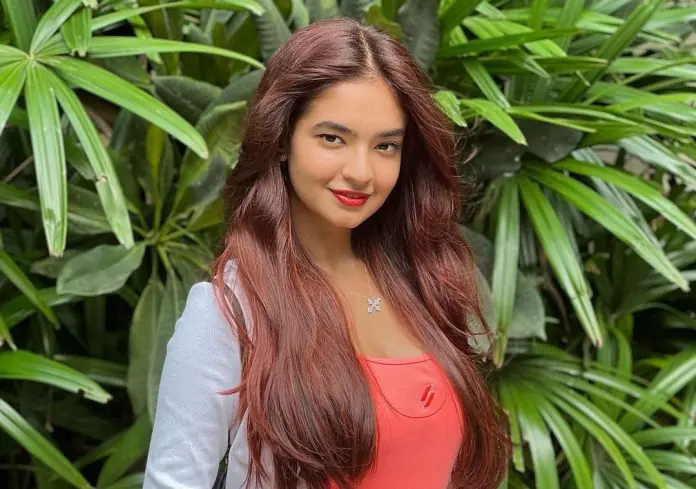 Anushka Sen showed sizzling style at the age of 20, slipped top for photoshoot