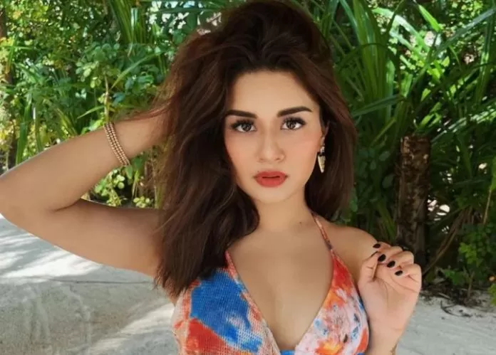 Avneet Kaur made the temperature of Maldives high wearing an orange bik*ini, some gave hot poses in this style