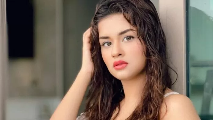 Avneet Kaur again showed her beautiful face in front of the mirror, her body shone like a mirror