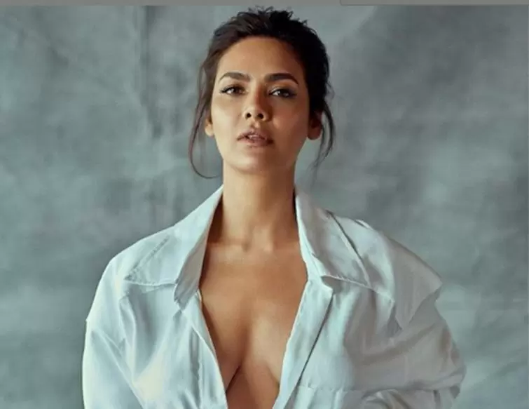Esha Gupta took a very bo*ld photo on the roadside wearing a black tight dress, seeing the fans getting out of control Esha Gupta took a very bo*ld photo on the roadside wearing a black tight dress, seeing the fans getting out of control