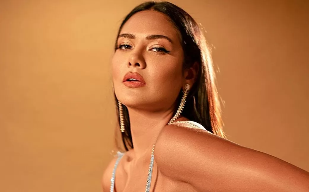 Esha Gupta crossed all limits of bo*ldness, created a stir in a transparent dress!