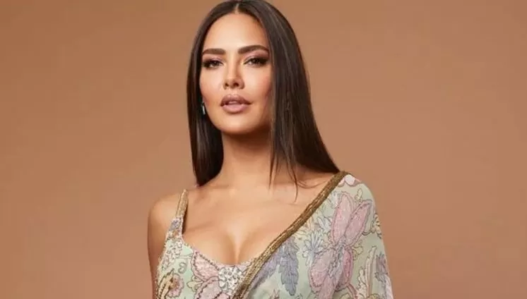 Esha Gupta raises internet's mercury in desi look, bold poses sitting on the ground