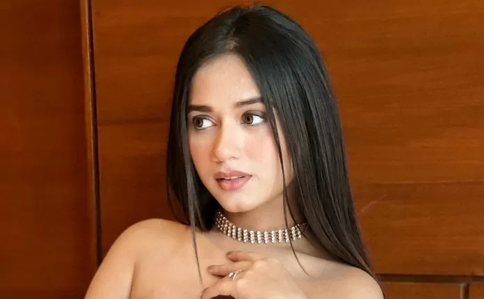 Jannat Zubair got the bo*ld photoshoot done at the age of 21, raised the internet's mercury in a side cut dress