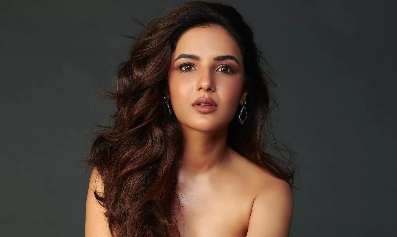Jasmin Bhasin gets bold for photoshoot, raises internet's mercury