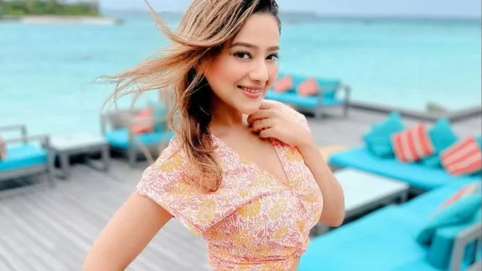 Madalsa Sharma crossed all limits, wearing only a bathrobe, gave bold poses in front of the camera