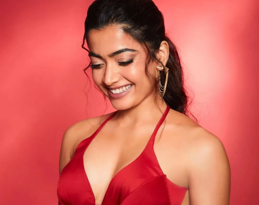 Rashmika Mandanna crossed all limits of bo*ldness, wearing shorts dress with hoodie, gave bold poses at the airport, watch video Rashmika Mandanna crossed all limits of bo*ldness, wearing shorts dress with hoodie, gave bold poses at the airport, watch video