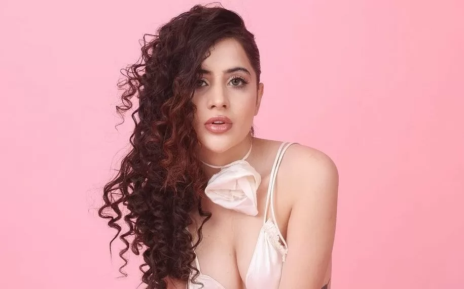 Urfi Javed became the victim of an oops moment in the affair of fashion, publicly sometimes the skirt and sometimes the blouse betrayed... Urfi Javed became the victim of an oops moment in the affair of fashion, publicly sometimes the skirt and sometimes the blouse betrayed...