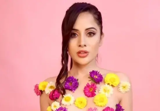 Another bold look of Urfi Javed came in front, wrapped pink coil instead of bikini