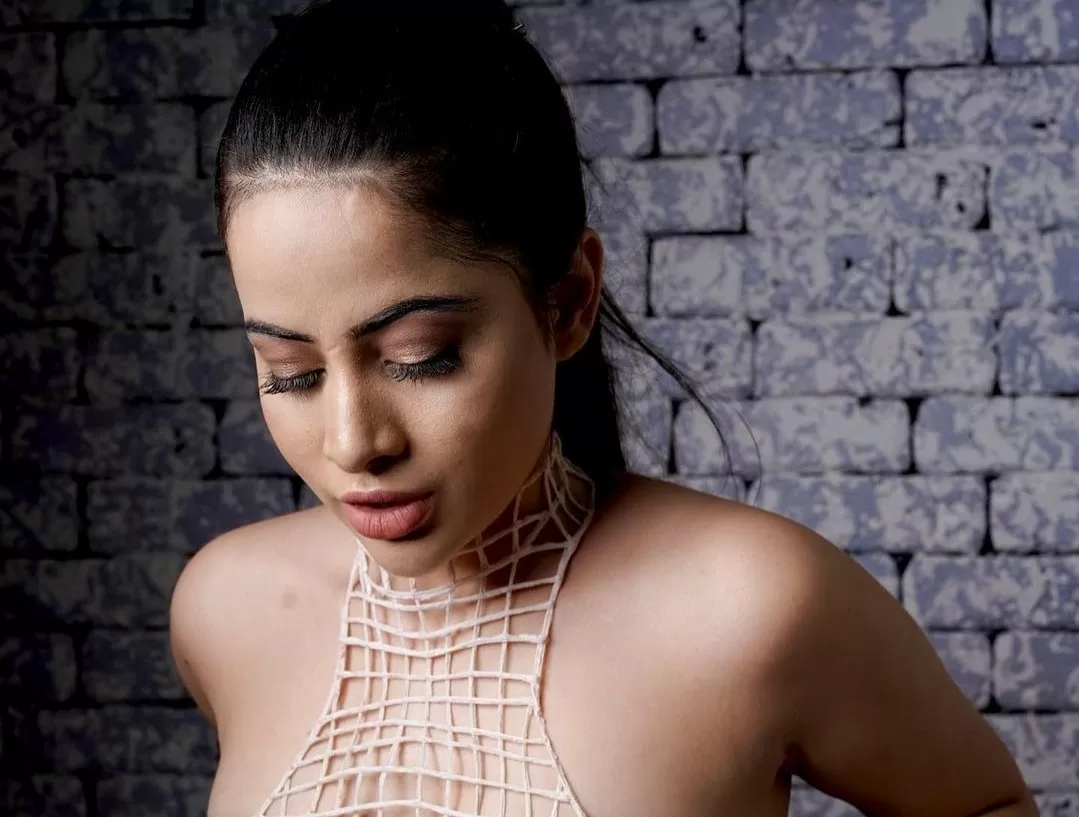Urfi Javed is often in headlines for her offbeat fashion. Urfi Javed Pics never leaves such an opportunity when she does not show her peculiar style. Recently, Urfi had apologized for wearing strange clothes on social media and said that now she will not wear such clothes again. But recently, Urfi Javed Instagram has once again blown people's senses with her unusual style. Urfi has posted the latest photos on Instagram wearing her new dress.