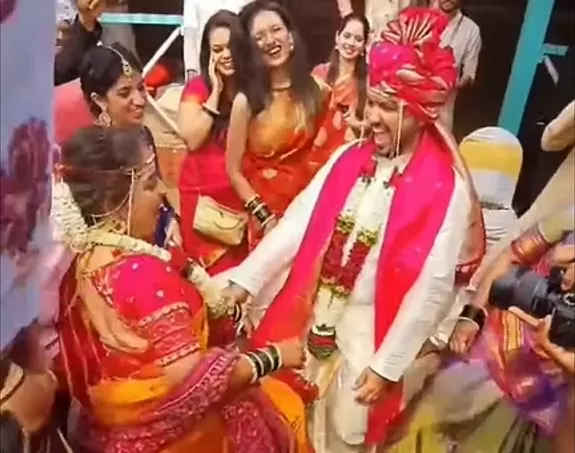 Wedding Dance On the song of Pushpa, the bride and groom did such a dance on the stage, all the guests were left watching