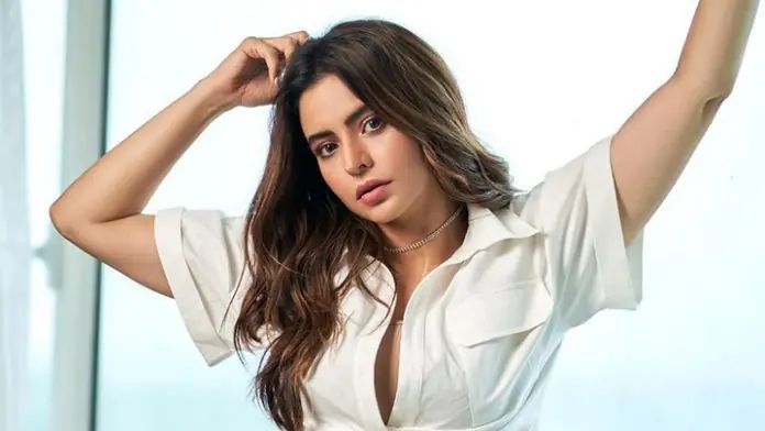 Aamna Sharif's bo*ldness caught attention, people's breath stopped seeing in the slit shrug