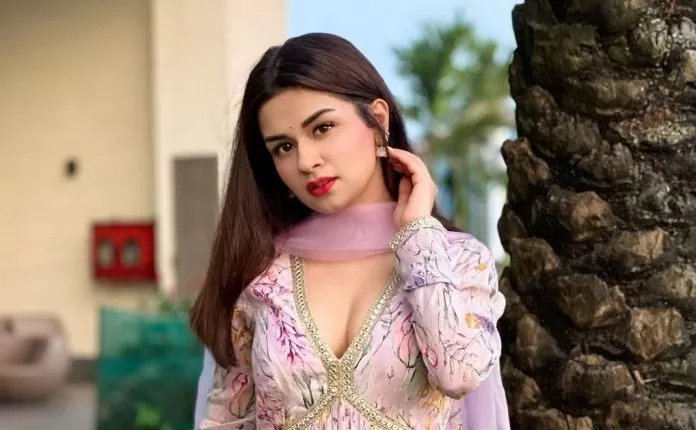 Avneet Kaur stirs people's senses in crop top, raises the mercury of internet