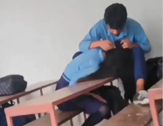 Boyfriend started removing louse from girlfriend's head in class itself, can't even imagine what happened next - watch video