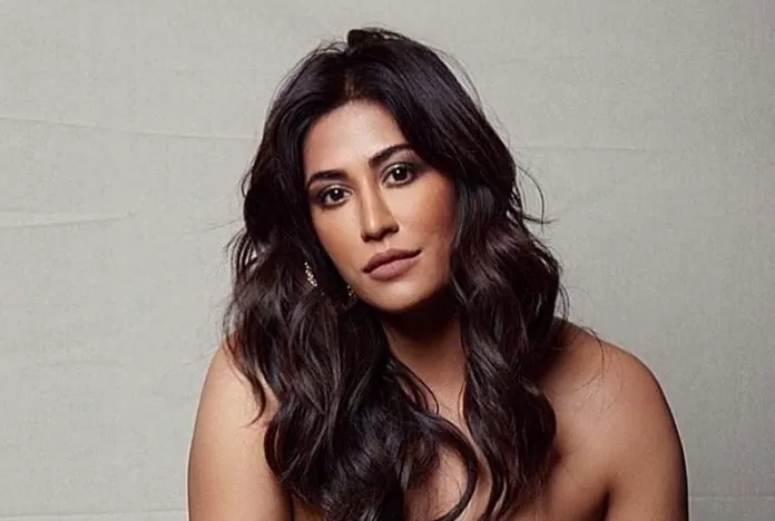 Chitrangada Singh's bo*ldness is not stopping even at the age of 46, such poses given in deep cut dress sitting on the floor