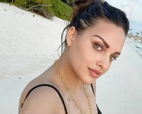 Punjabi actress Himanshi Khurana showed glamorous look, hit hearts with her eyes