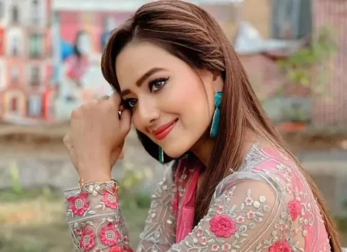 Mithun Chakraborty's daughter-in-law Madalsa Sharma went bold, flaunted perfect figure in crop top