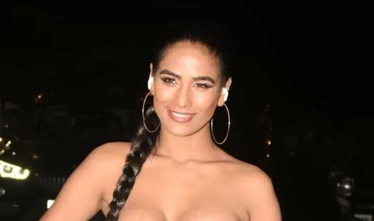 Poonam Pandey came out wearing a transparent rain coat to buy corn, gave bo*ld poses while standing at the bus stand Poonam Pandey came out wearing a transparent rain coat to buy corn, gave bo*ld poses while standing at the bus stand