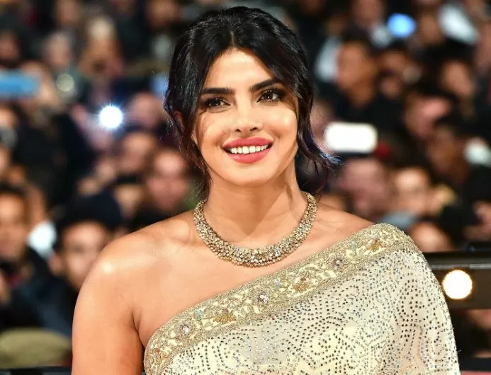 Priyanka Chopra was dancing wearing a sari without a blouse, the pallu slid, became a victim of Oops moment